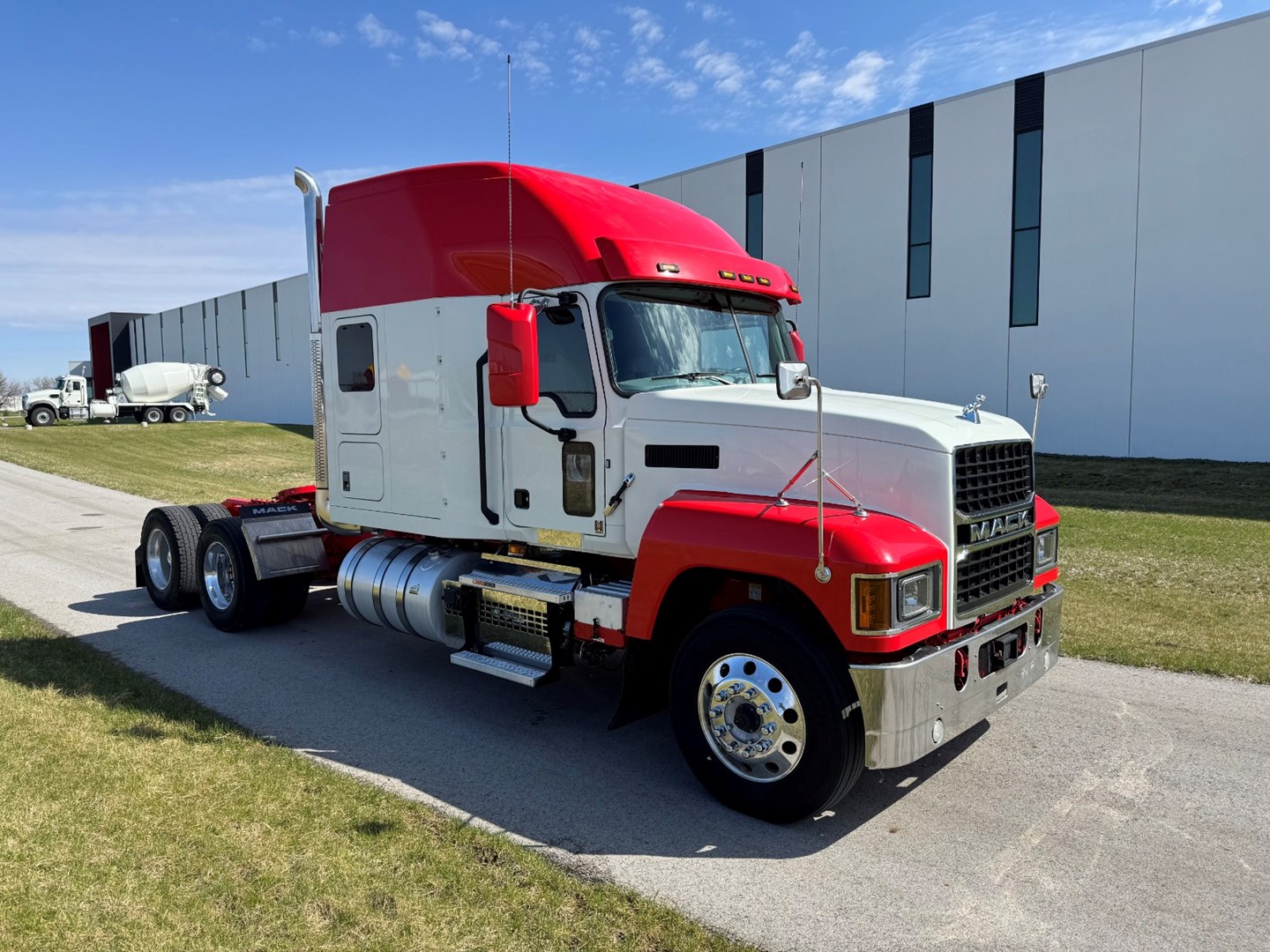 Used 2023 Mack Pinnacle - image 8